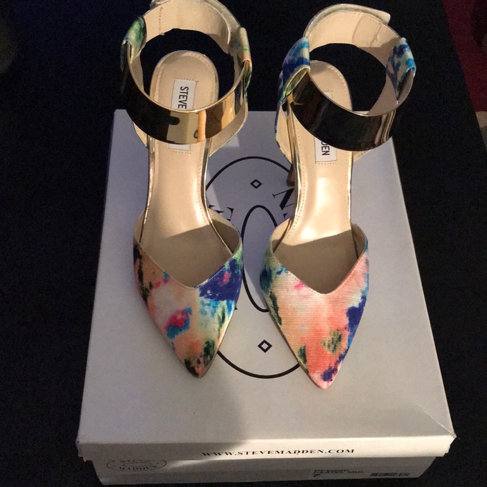 Steve Madden Floral Pump